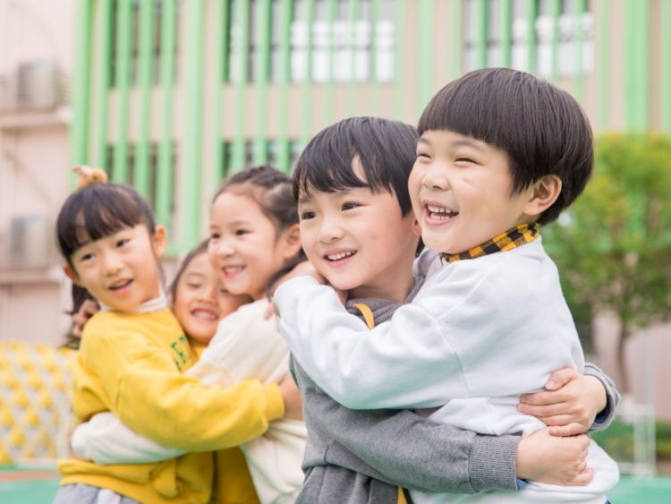 妈妈领着孩子去吃饭，小孩子只顾着自己吃忽视了妈妈，引起了网友