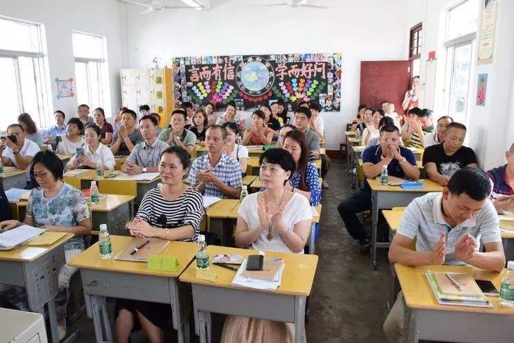 去开家长会，家长尽量不要有3种打扮，可能会让孩子很“难受”