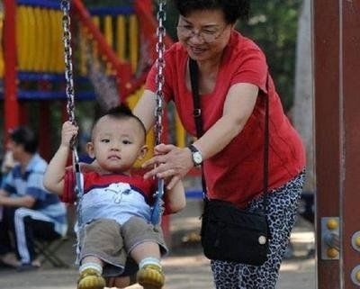 为了工作把1岁孩子交给奶奶带，3个月后传来照片，宝妈想辞职了