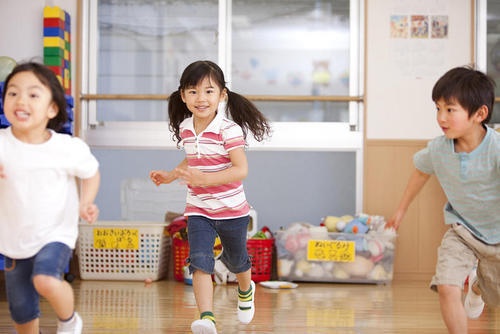 孩子上幼儿园变得频繁尿裤子，妈妈追问后才知道原委