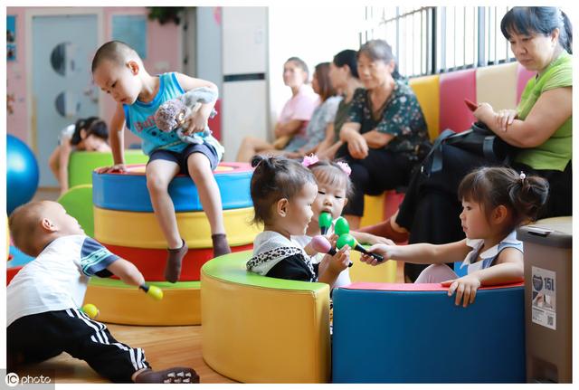 幼儿园新生开学第一天，家长谁送孩子很重要！这三种家长最好不送