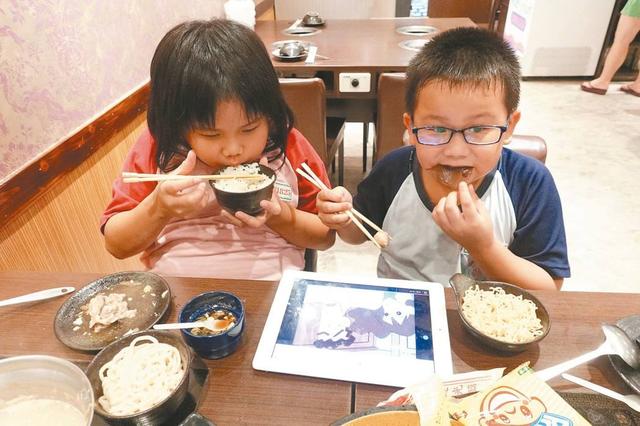 孩子从小坚持喝牛奶，对比从不喝牛奶的孩子，1年后差别明显