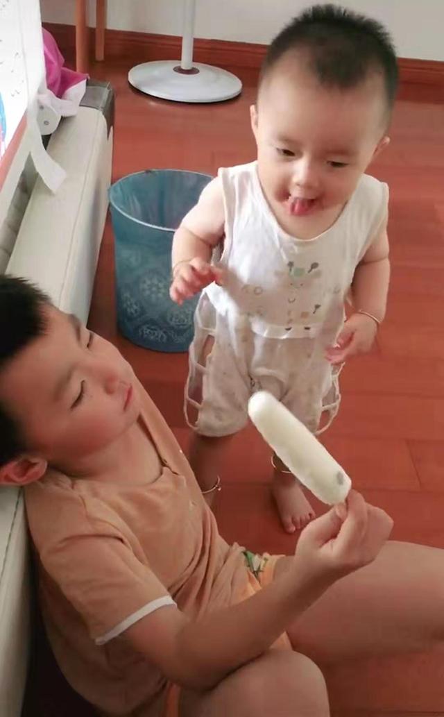 哥哥吃雪糕，弟弟站一旁口水直流，网友急坏了：赶紧动手去抢啊