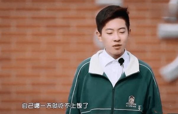 妈妈一直隐瞒家里有钱，男孩质问：你知道我每天多委屈吗？