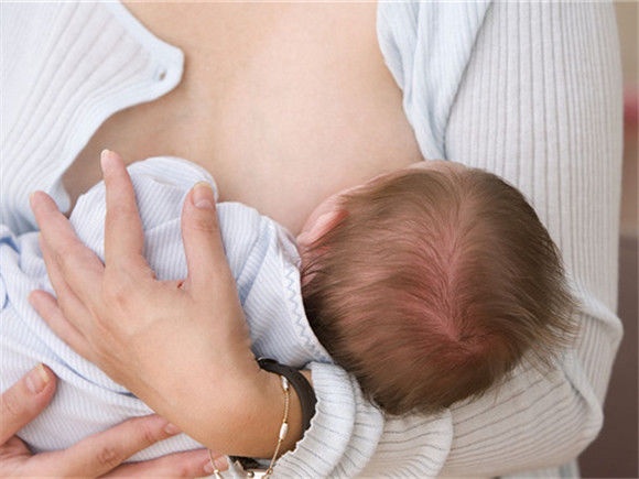 宝宝多大断母乳会比较合适？原来不是半岁或一岁，这个时间才最佳