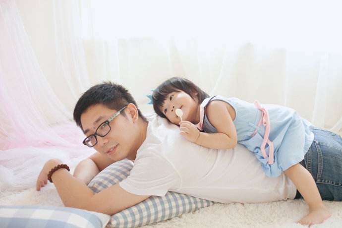 小女孩多大开始有性意识？若有这几种表现时，爸爸可要记得避嫌