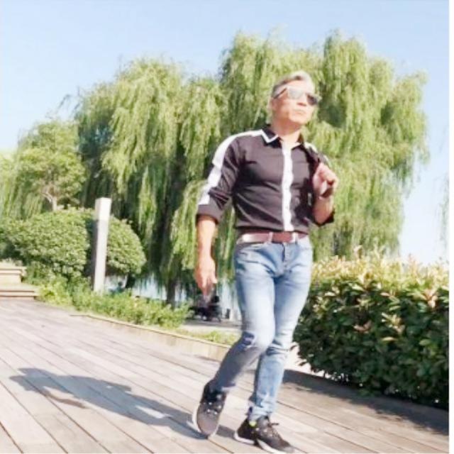 “最帅”爷爷火了，独特的气质和出众的长相，网友：不敢靠近