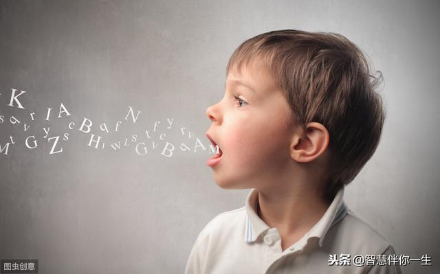 父母应当积极配合幼儿园，共同纠正孩子的攻击性行为