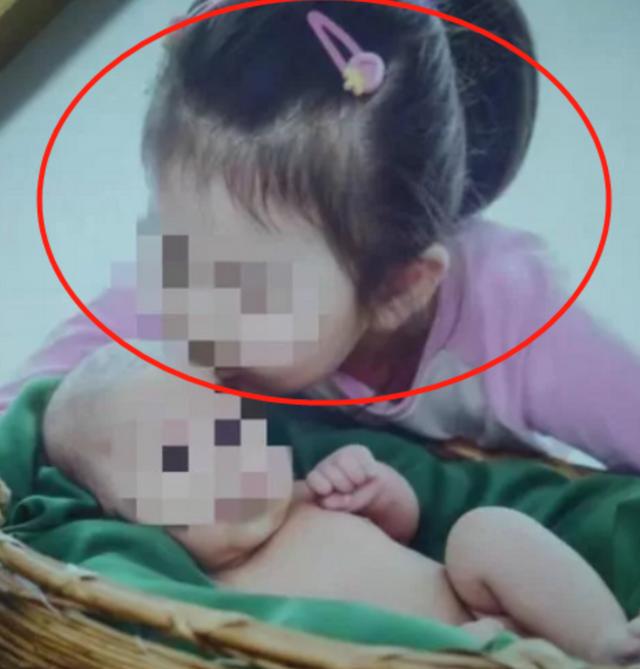 女儿被妈妈用铁棍活活打死，爸爸劝阻反被打，网友：不配当妈妈