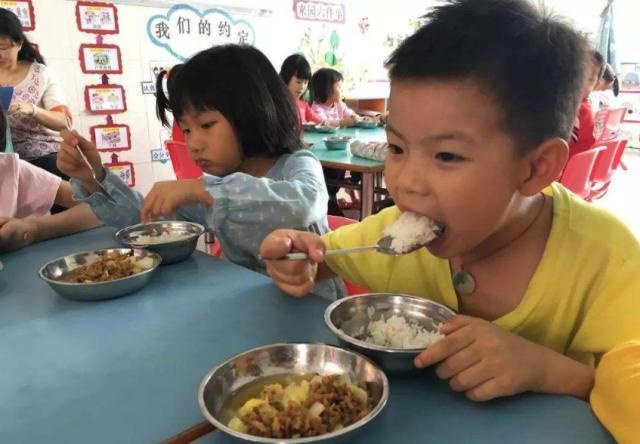 娃总说幼儿园饭菜香，一顿能吃2大碗，看过视频后，妈妈不淡定了