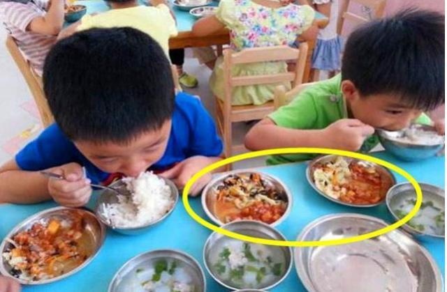 娃总说幼儿园饭菜香，一顿能吃2大碗，看过视频后，妈妈不淡定了