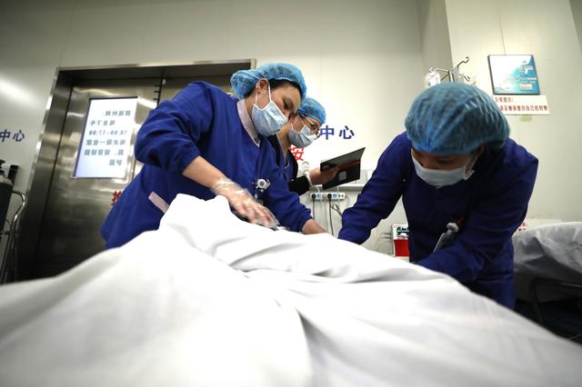 女儿被妈妈用铁棍活活打死，爸爸劝阻反被打，网友：不配当妈妈