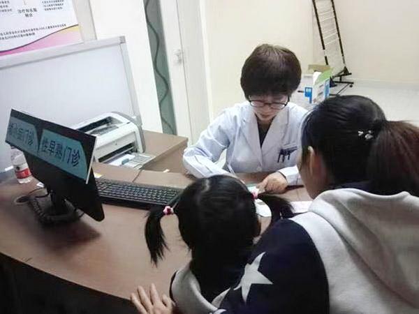 10岁女孩爱臭美，2年后出现性早熟，妈妈：都是这样化妆品惹的祸