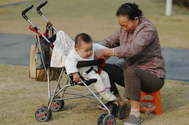 婆婆帮忙带娃，有件事上要学会放手，日子才会过得轻松不受气