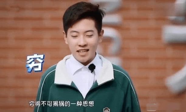 妈妈一直隐瞒家里有钱，男孩质问：你知道我每天多委屈吗？