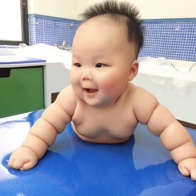 为了工作把1岁孩子交给奶奶带，3个月后传来照片，宝妈想辞职了