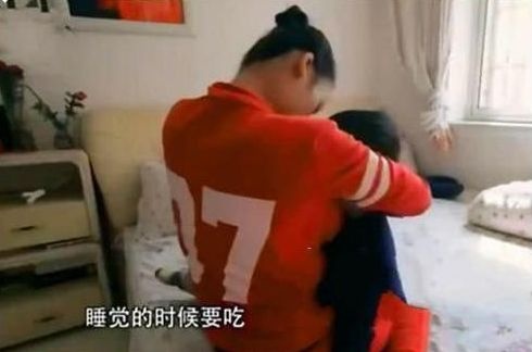 8岁男孩每天还在吃母乳，妈妈无奈上网求助，网友：怪不了别人