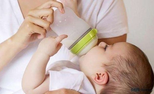 三个多月宝宝不吃奶瓶，一放嘴里就哭，是什么情况？