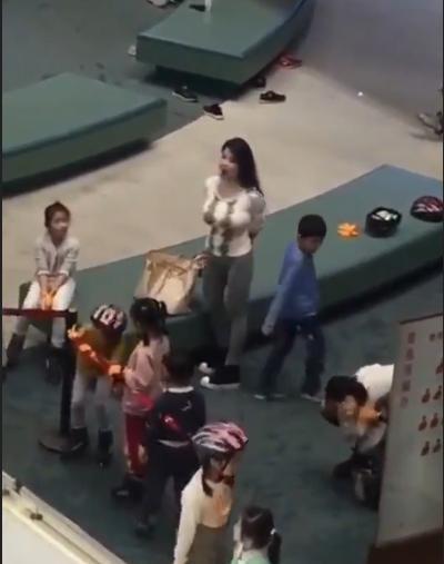 超级奶爸到幼儿园接孩子，每天都会提早到，网友：这奶爸不容易啊
