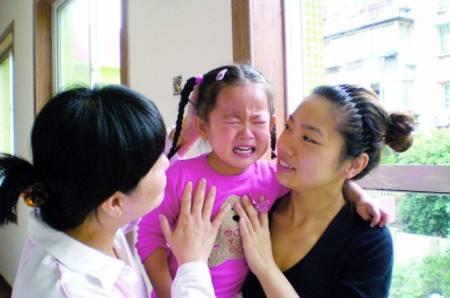 4岁女孩放学后没家长接，打开孩子书包发现纸条，内容让老师气愤