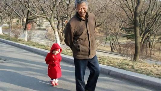 宝宝去爷爷家住了一段时间，回来走路变成了这样，宝妈笑弯了腰