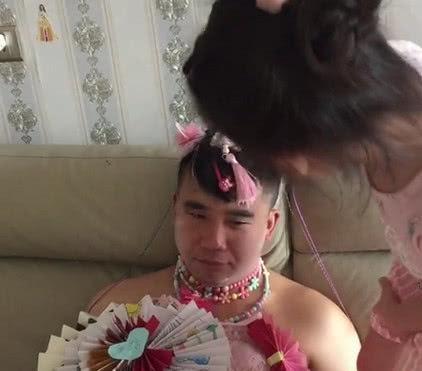 “最美花魁奶爸”被女儿打扮火了，出去转一圈，准能迷倒一大片