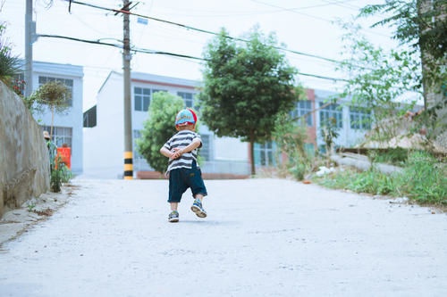 宝宝去爷爷家住了一段时间，回来走路变了样，宝妈笑弯了腰