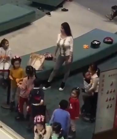 超级奶爸到幼儿园接孩子，每天都会提早到，网友：这奶爸不容易啊