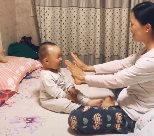 陪孩子玩“隔空打牛”获赞无数，“亲子游戏”是家长的必修课