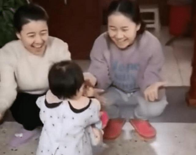 小姨和妈妈是双胞胎，她俩同时张开怀抱后，女儿的反应让人笑喷了