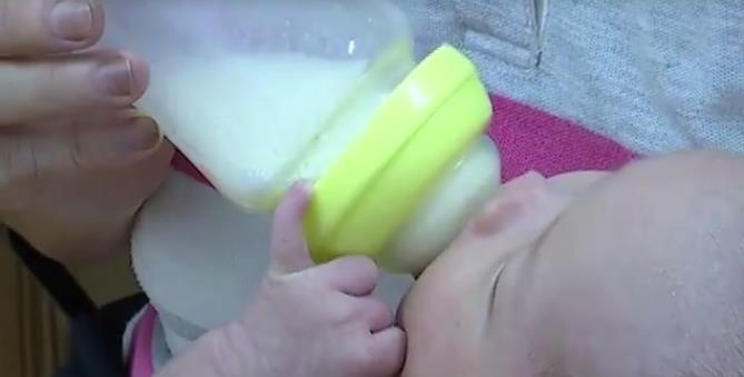 宝宝不到两岁，乳牙就坏了四颗，只因喂奶时没这样做