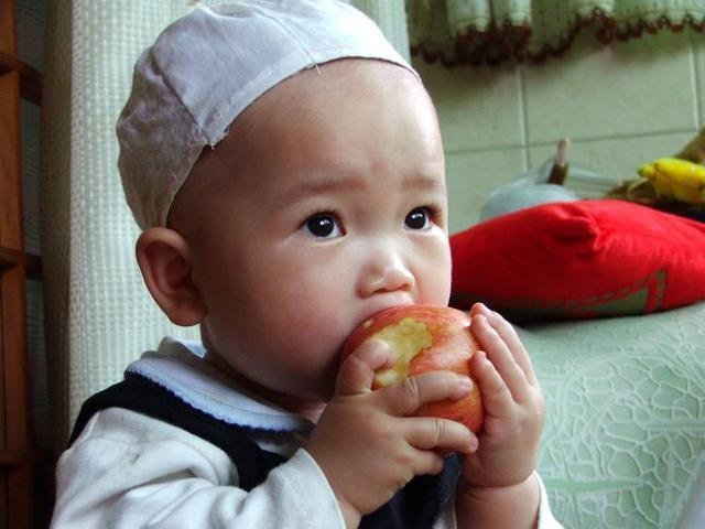 宝宝看见妈妈在吃好吃的，爬到妈妈身边后的行为，暖化了