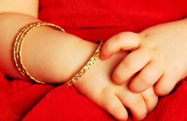 孩子的金饰在幼儿园里遗失，老师问家长三个问题，家长无地自容