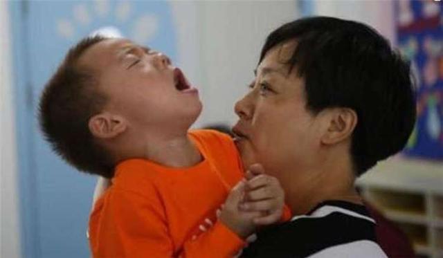 8岁儿子还吃母乳，断掉就大哭大闹，这种“有毒”的母爱害了孩子
