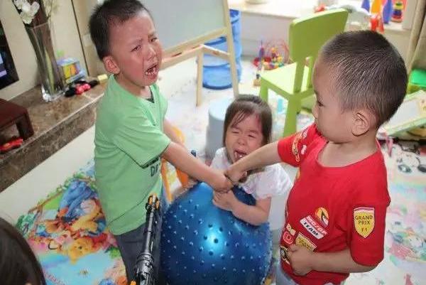 孩子想要别人的东西被拒绝，哭闹不止，父母巧用这4个方法化解