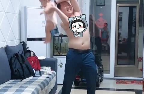 奶爸带娃“花式起飞”火了，网友：300多个月，也想玩