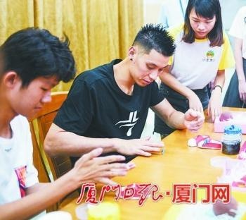 林书豪教厦门孩子打篮球 一起做手工