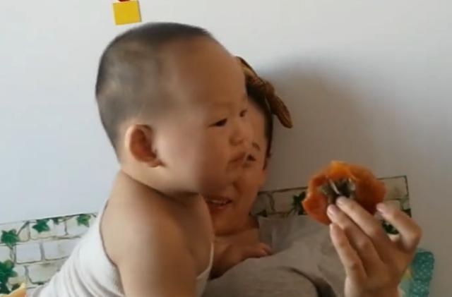 宝宝看见妈妈在吃好吃的，爬到妈妈身边后的行为，暖化了