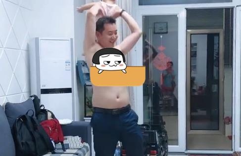 奶爸带娃“花式起飞”火了，网友：300多个月，也想玩