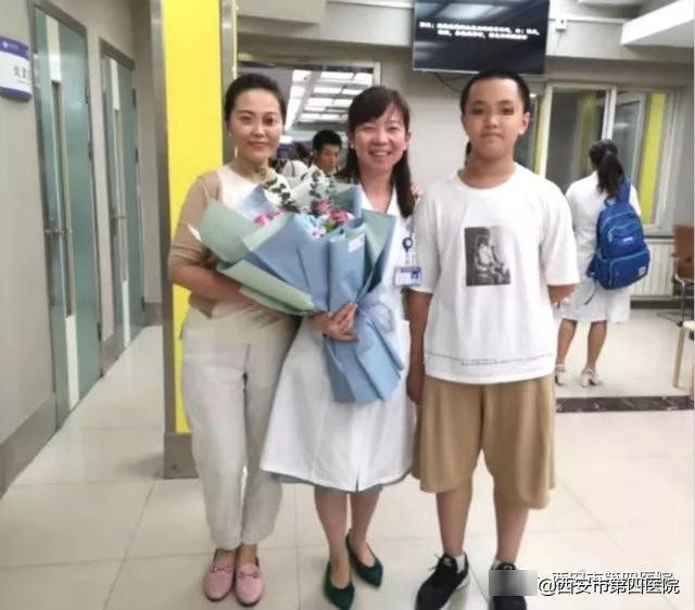 【暖心瞬间】火了！12岁男孩手捧鲜花来医院门诊