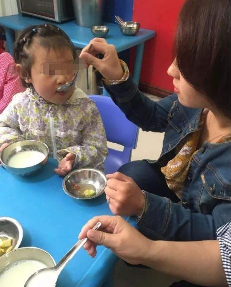 爷爷精心给孙子喂饭，却让孩子住进了医院，医生怒斥无知