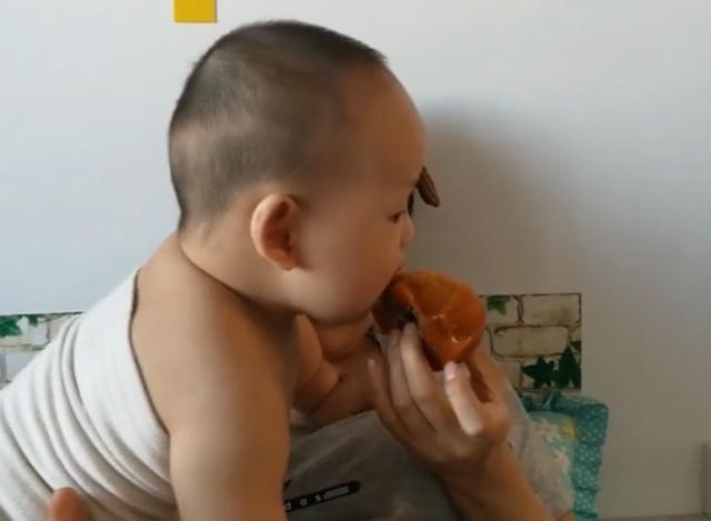宝宝看见妈妈在吃好吃的，爬到妈妈身边后的行为，暖化了