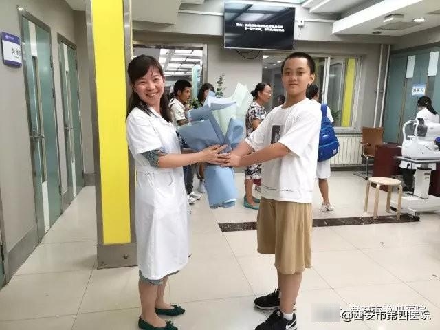 【暖心瞬间】火了！12岁男孩手捧鲜花来医院门诊