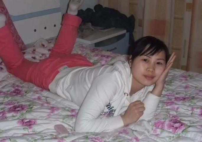 夫妻亲热过程中，应不应该盖上被子呢？专业的角度来解答