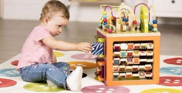 孩子总抢别人的玩具？背后的4个原因，家长多多了解一下