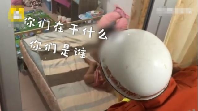 消防员太难啦！女童在家睡觉将门反锁，消防员用长杆怎么都戳不醒