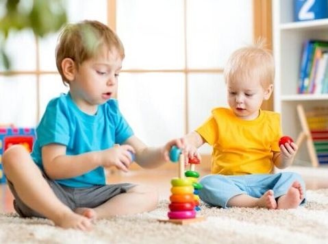 孩子总抢别人的玩具？背后的4个原因，家长多多了解一下