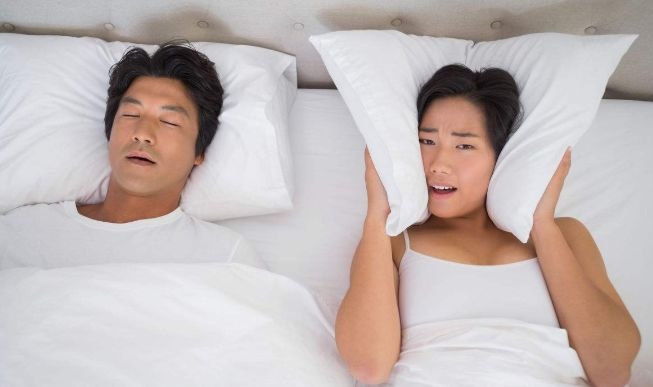 夫妻亲热过程中，应不应该盖上被子呢？专业的角度来解答