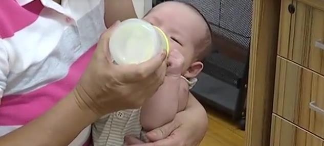 宝宝不到两岁，乳牙就坏了四颗，只因喂奶时没这样做
