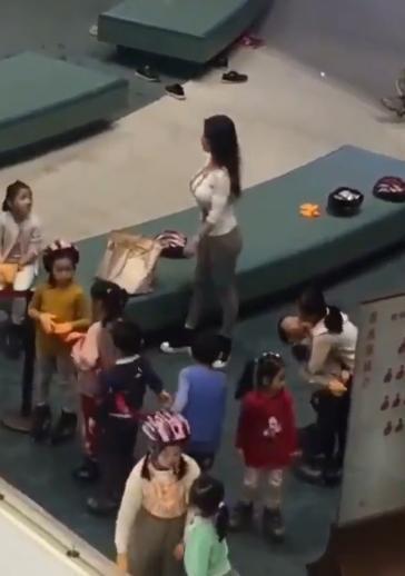 超级奶爸到幼儿园接孩子，每天都会提早到，网友：这奶爸不容易啊